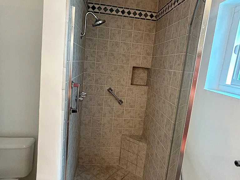 616 N Flores — Photo 18