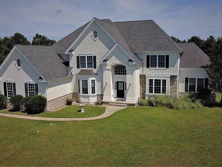 35 Oxford Cir — Photo 1