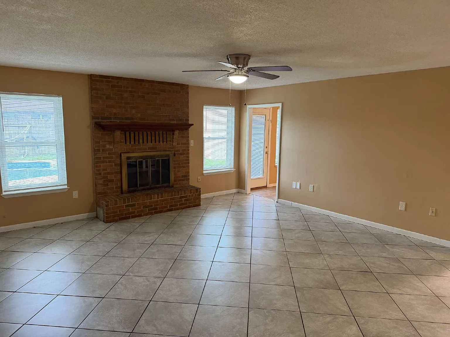 3 bed, 2.0 bath, 1565 sqft, $2,350 — Photo 2