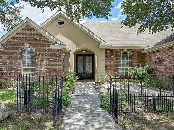 2nd image of 104 Twisted Oak Dr