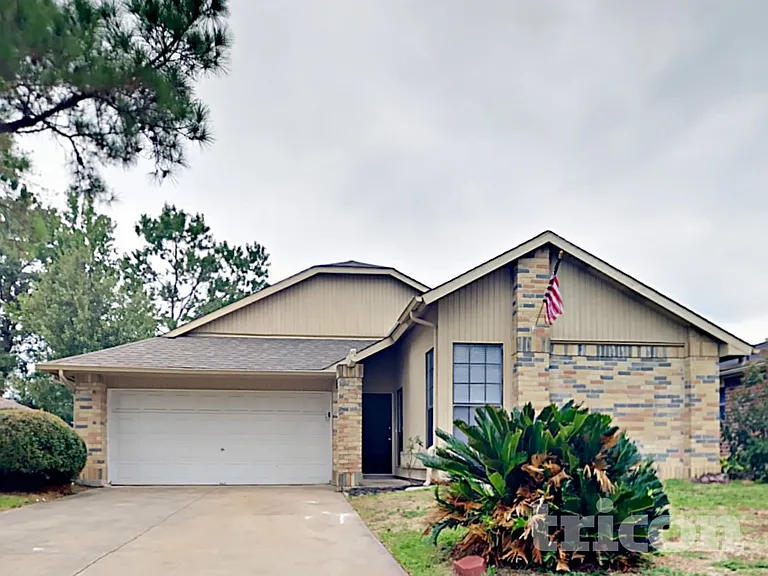7811 Bluff Trail Dr — Photo 3