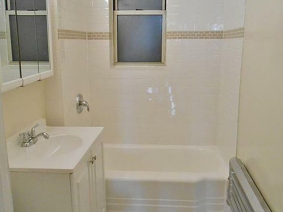 4th image of 1605 W Berteau Ave #3F