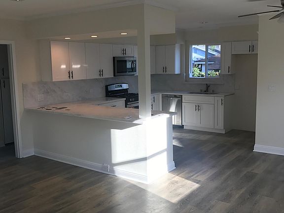 4th image of 11008 Clare St