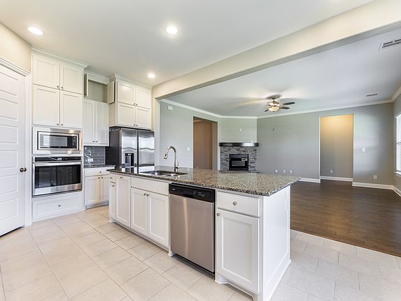 5th image of 425 Strait Ln