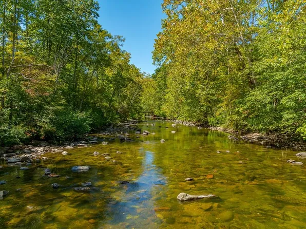 Wolf Creek Rd, Narrows, VA 24124