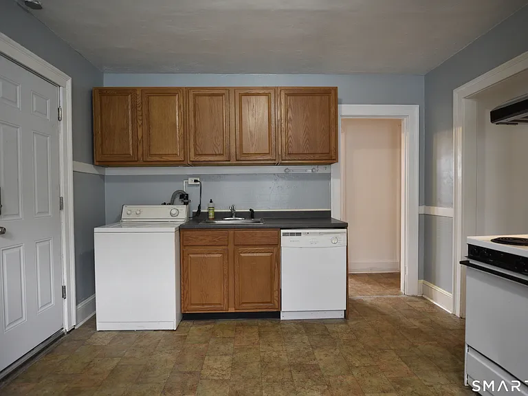 214 Quaker Ln S — Photo 3