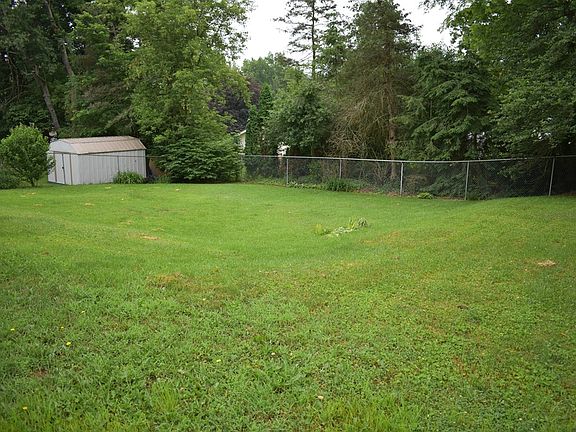 5th image of 911 Hillcrest Dr