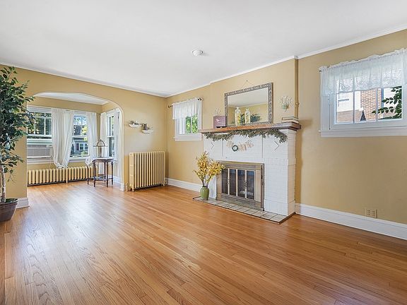 4th image of 1374 E Forest Ave