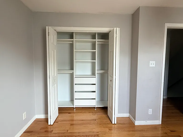Bedroom 1 (Customize closet)