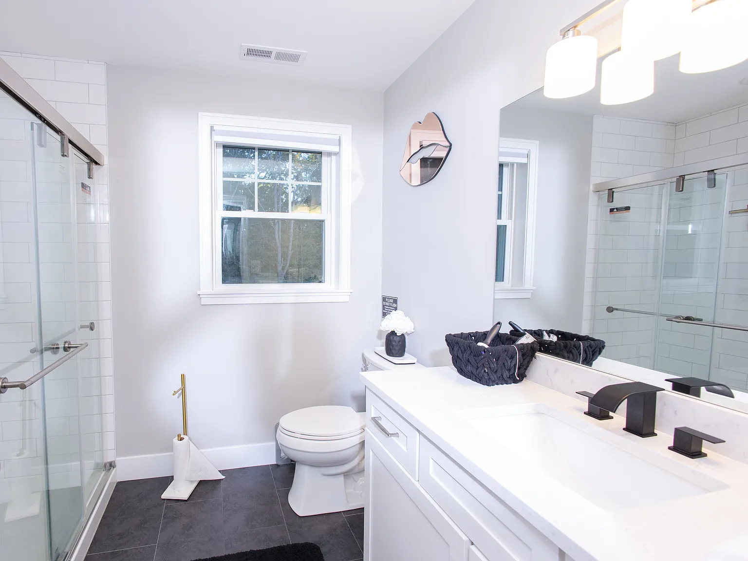 4 bed, 2100 sqft, $4,700 — Photo 4