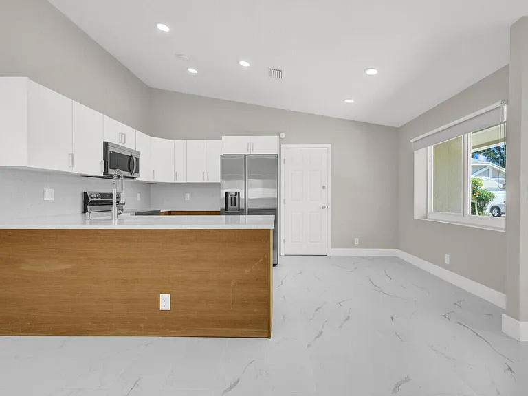 23392 Country Club Dr E — Photo 2