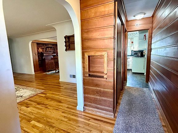 2nd image of 2116 Barnard St