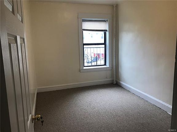 5th image of 450 Riverdale Ave
