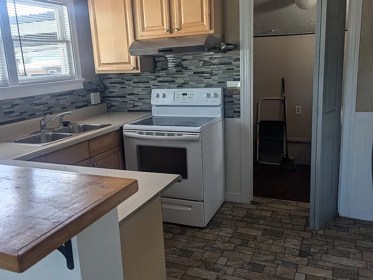 152 Daytona Ave — Photo 7