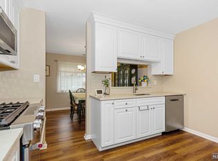 2206 Hemingway Ln, Mahwah, NJ 07430