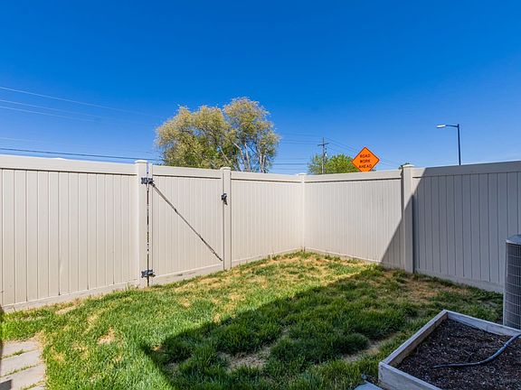 4th image of 122 S Tamarak Cir