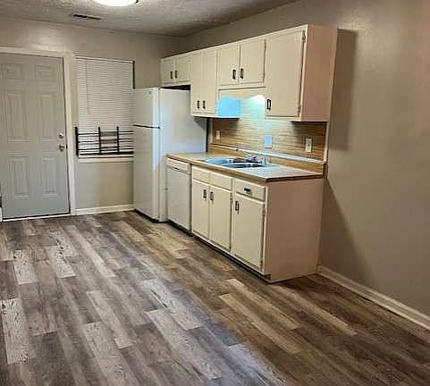 3rd image of 192 Kimberly Way SW #192