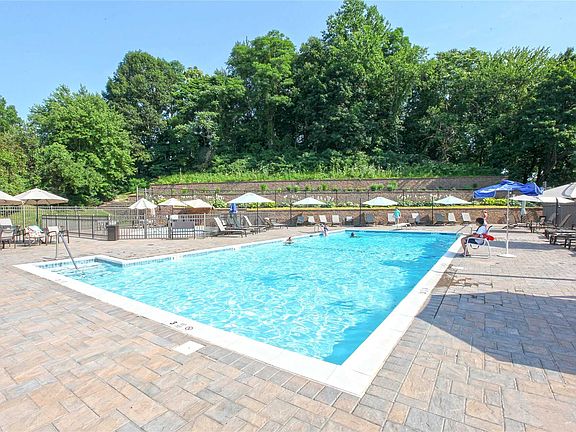 4th image of 17 Woodtree Dr