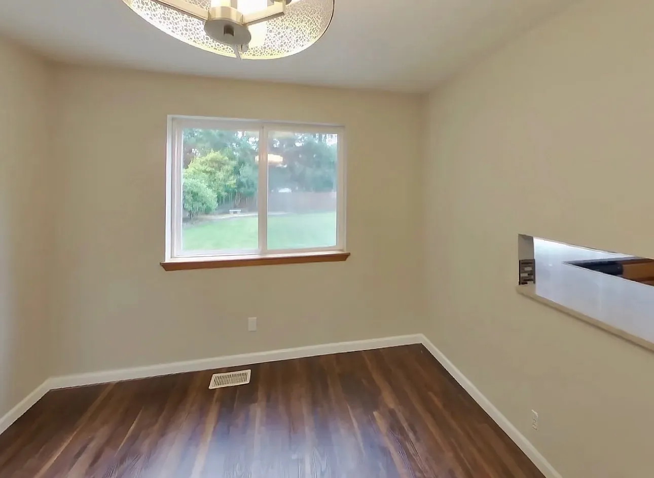 3 bed, 2337 sqft, $2,240 — Photo 3