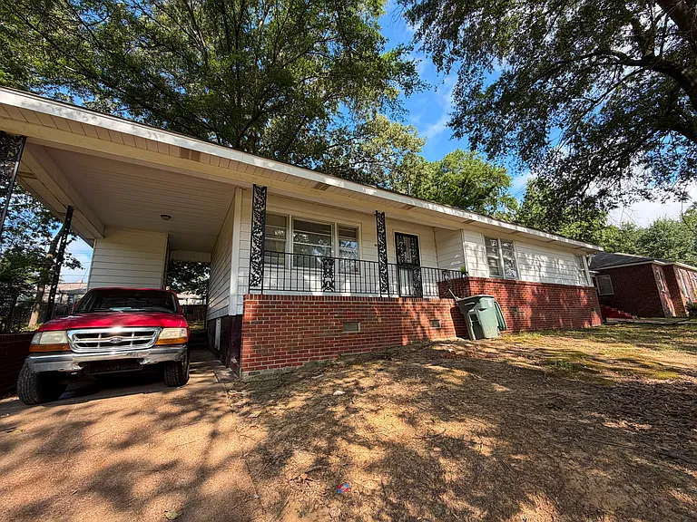 4015 Charles Dr — Photo 2