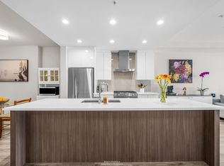 1496 Charlotte Rd #401, North Vancouver, BC