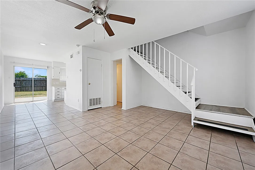 2 bed, 1.5 bath, 869 sqft, $1,295 — Photo 2