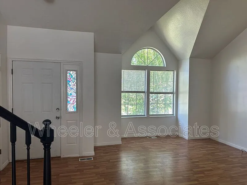 5 bed, 3.0 bath, 2500 sqft, $2,345 — Photo 4