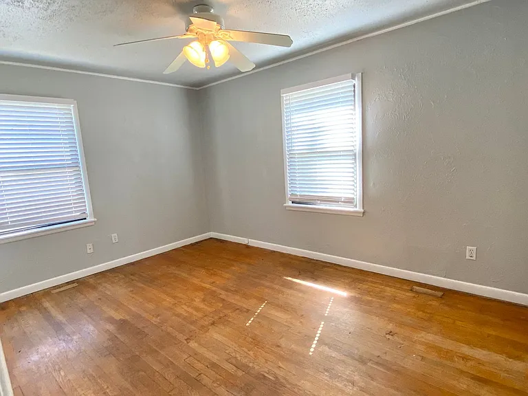 429 W Hurd St — Photo 8