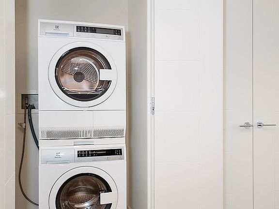 4th image of 445 W 35th St APT 5D