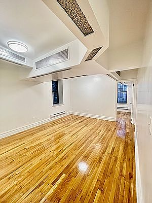 5th image of 160 Waverly Pl #B2