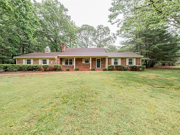 3rd image of 127 Foxwood Dr