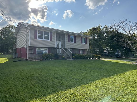 4th image of 2450 Twin Oaks Dr SE