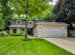 2653 N Stuart Dr, Arlington Heights, IL 60004