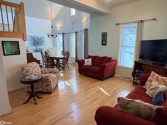 5th image of 300 E Madison Ave