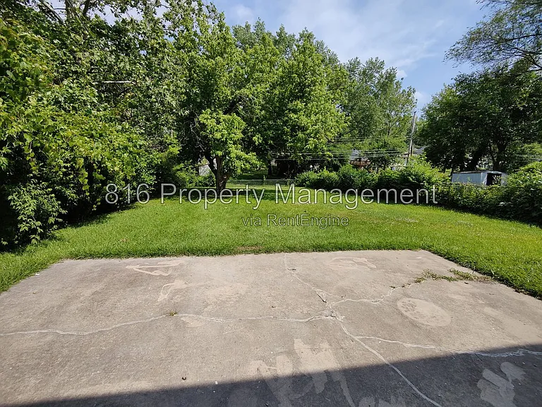 7941 NE San Rafael Dr — Photo 25