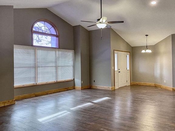 Living room w vaulted ceiling