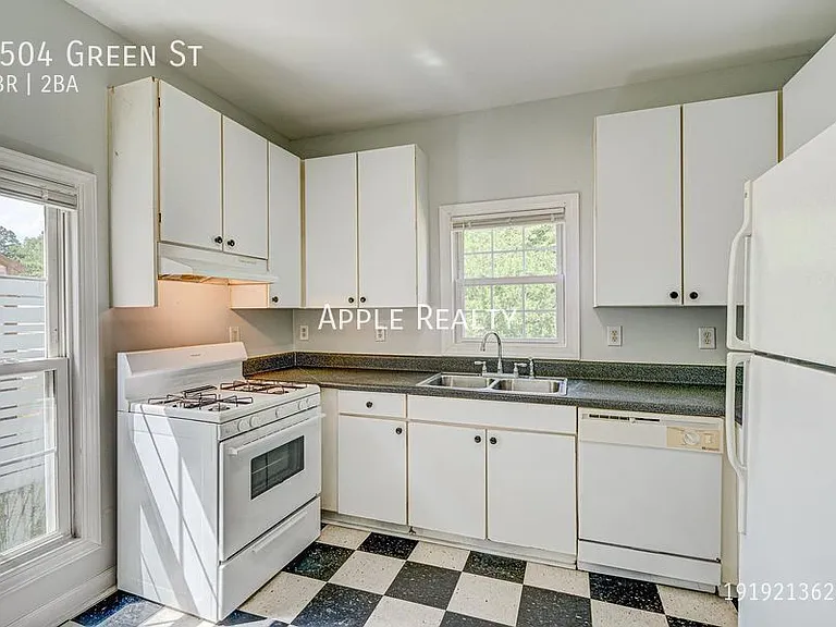 2504 Green St — Photo 15