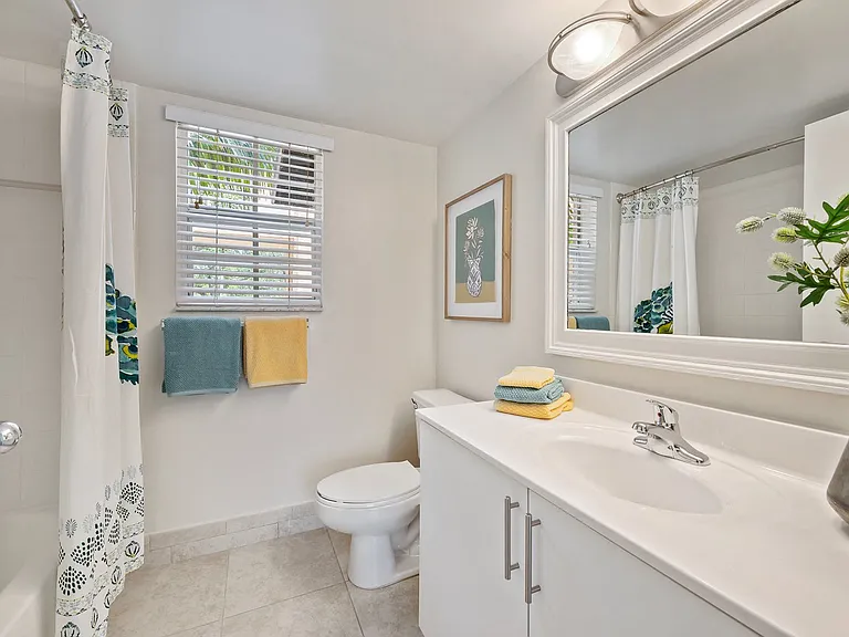 St. Tropez Apartments — Photo 16