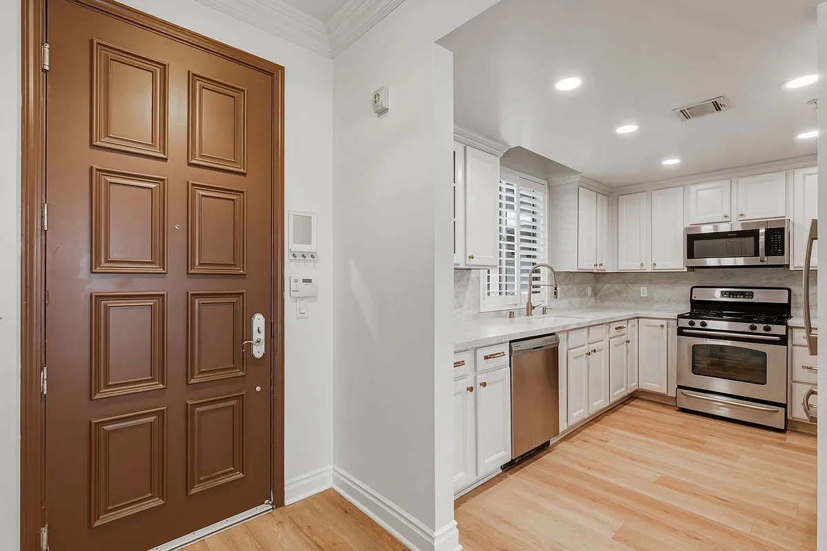 Building Photo - 1444 S Point View St #204