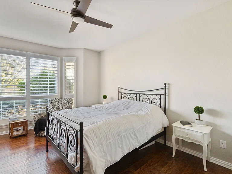 5801 Hathaway Dr — Photo 3