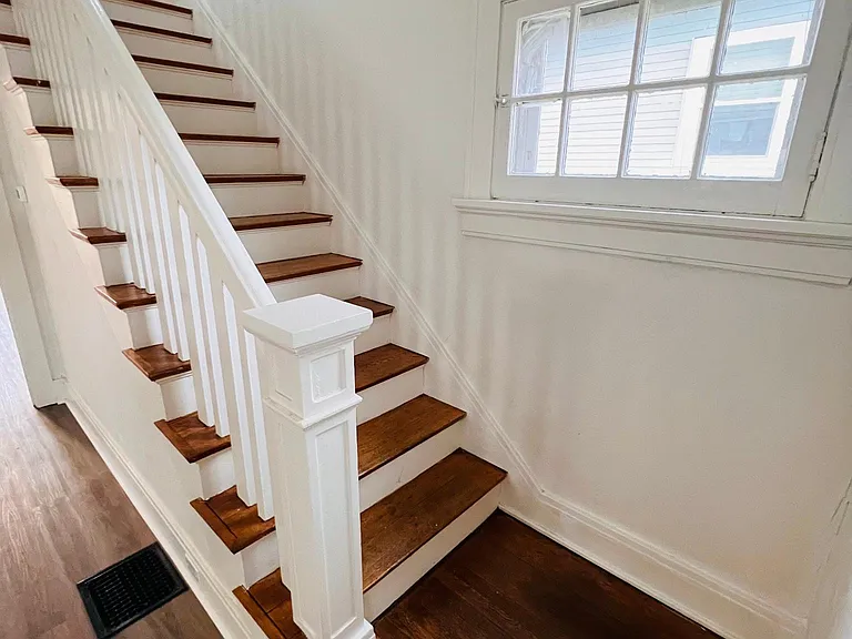 1127 Vernon Dr — Photo 3