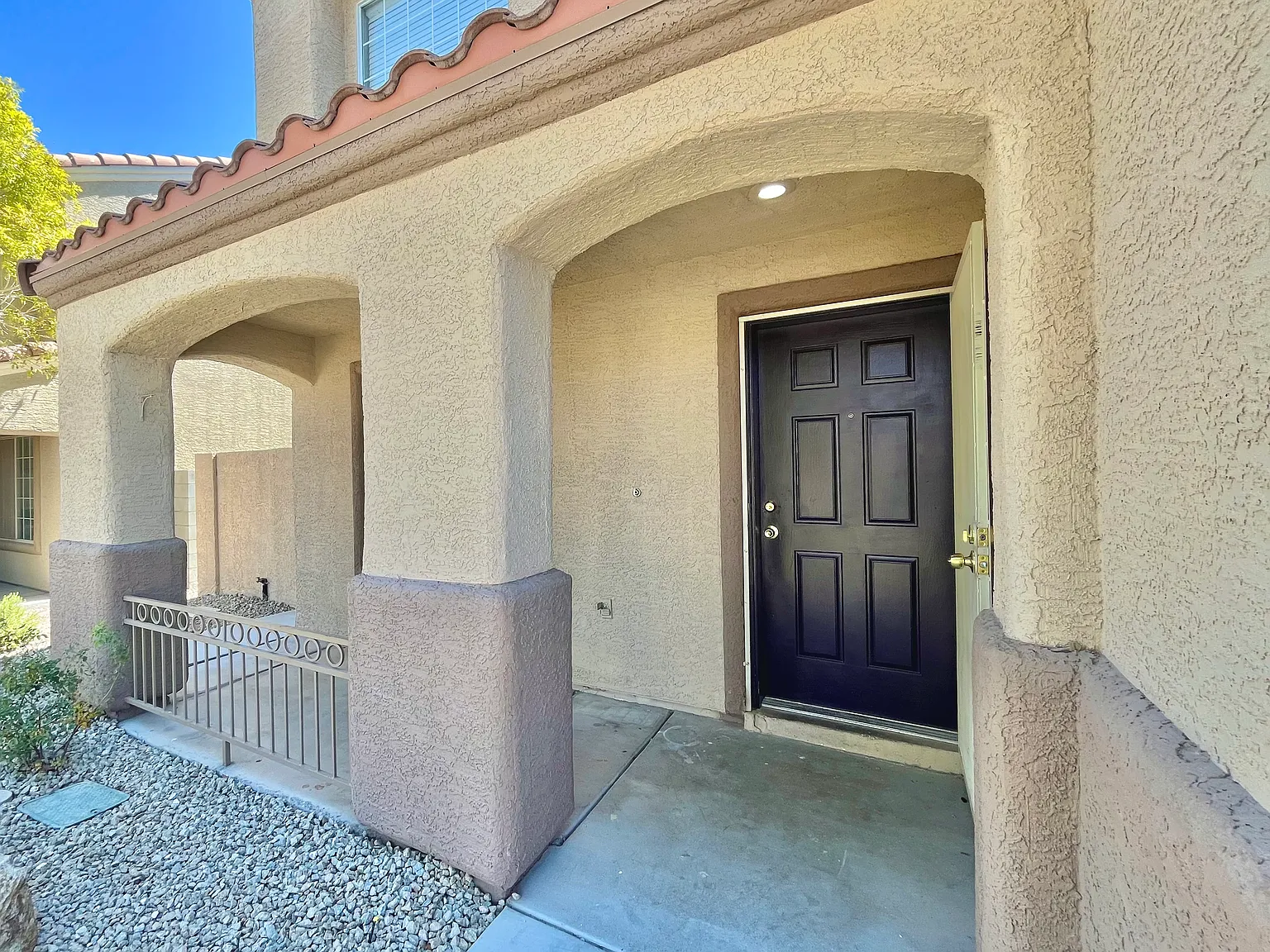 4 bed, 2.5 bath, 2016 sqft, $3,050 — Photo 2