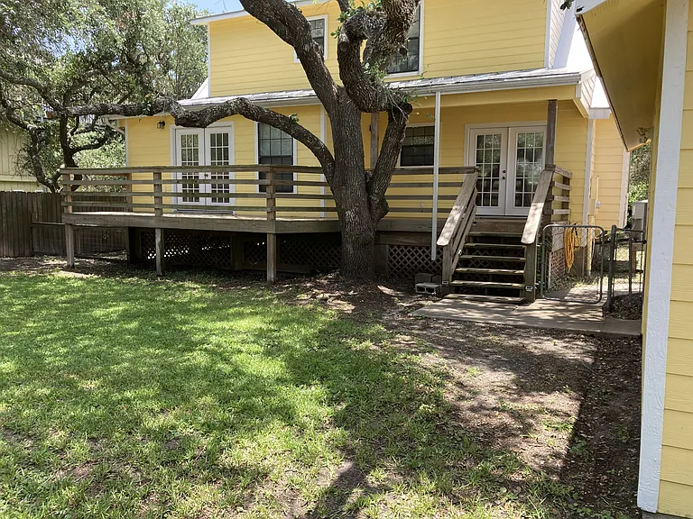 28 Bahama St N — Photo 8