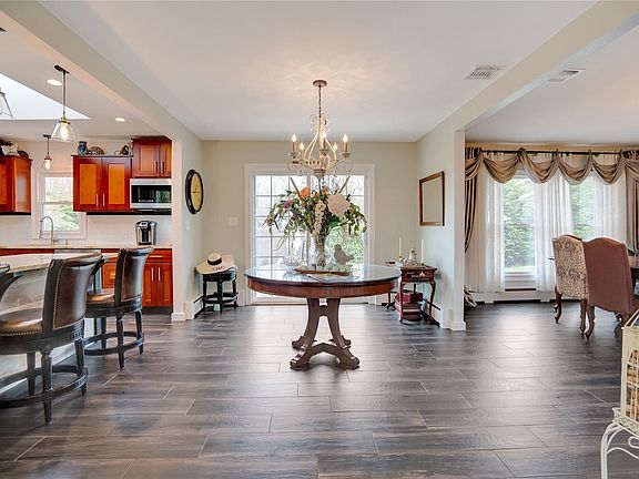 3rd image of 1 Morton Manor Dr