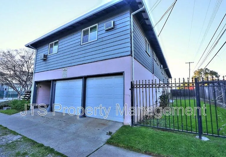 4439 V St #5 — Photo 47