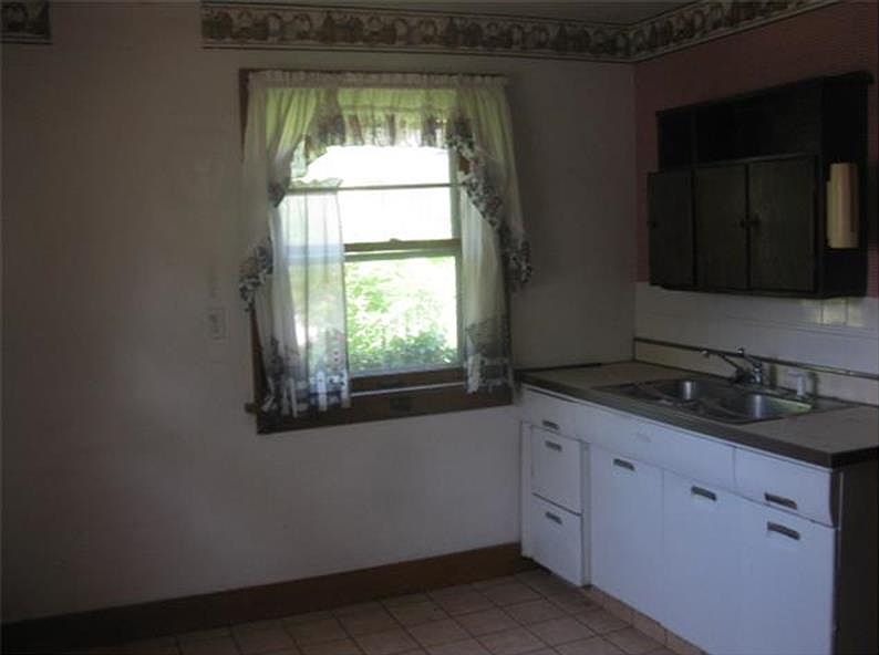 2nd image of 1118 Harvey St