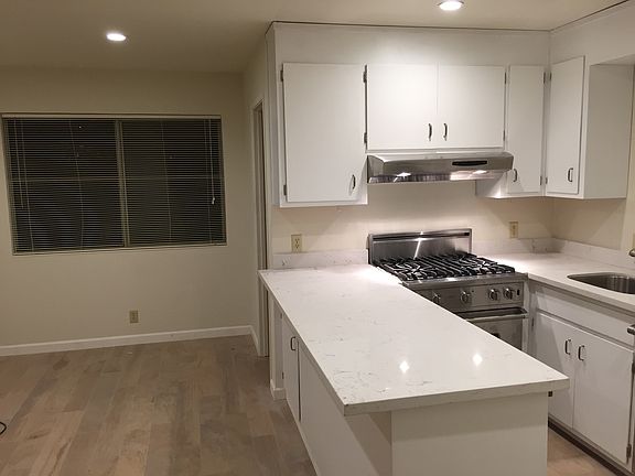 Open Plan Kitchen with Dining Area