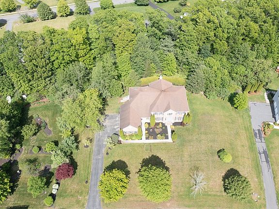 3rd image of 10 Valley View Dr