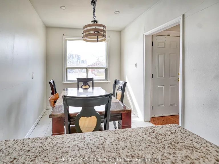 93 Mountland Dr #MAIN FLOOR — Photo 12