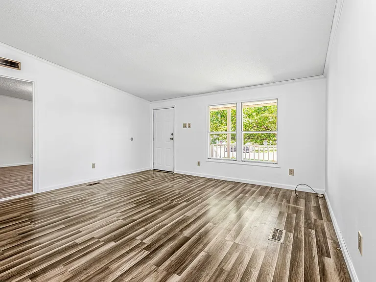 105 Valley Forge Way N — Photo 3